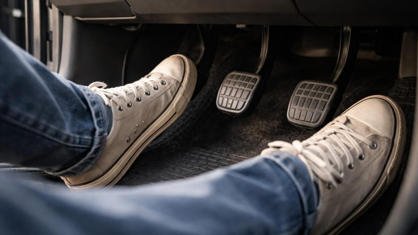 découvrez notre guide complet pour maîtriser les pédales de voiture et apprendre les bases essentielles de la conduite en toute confiance.