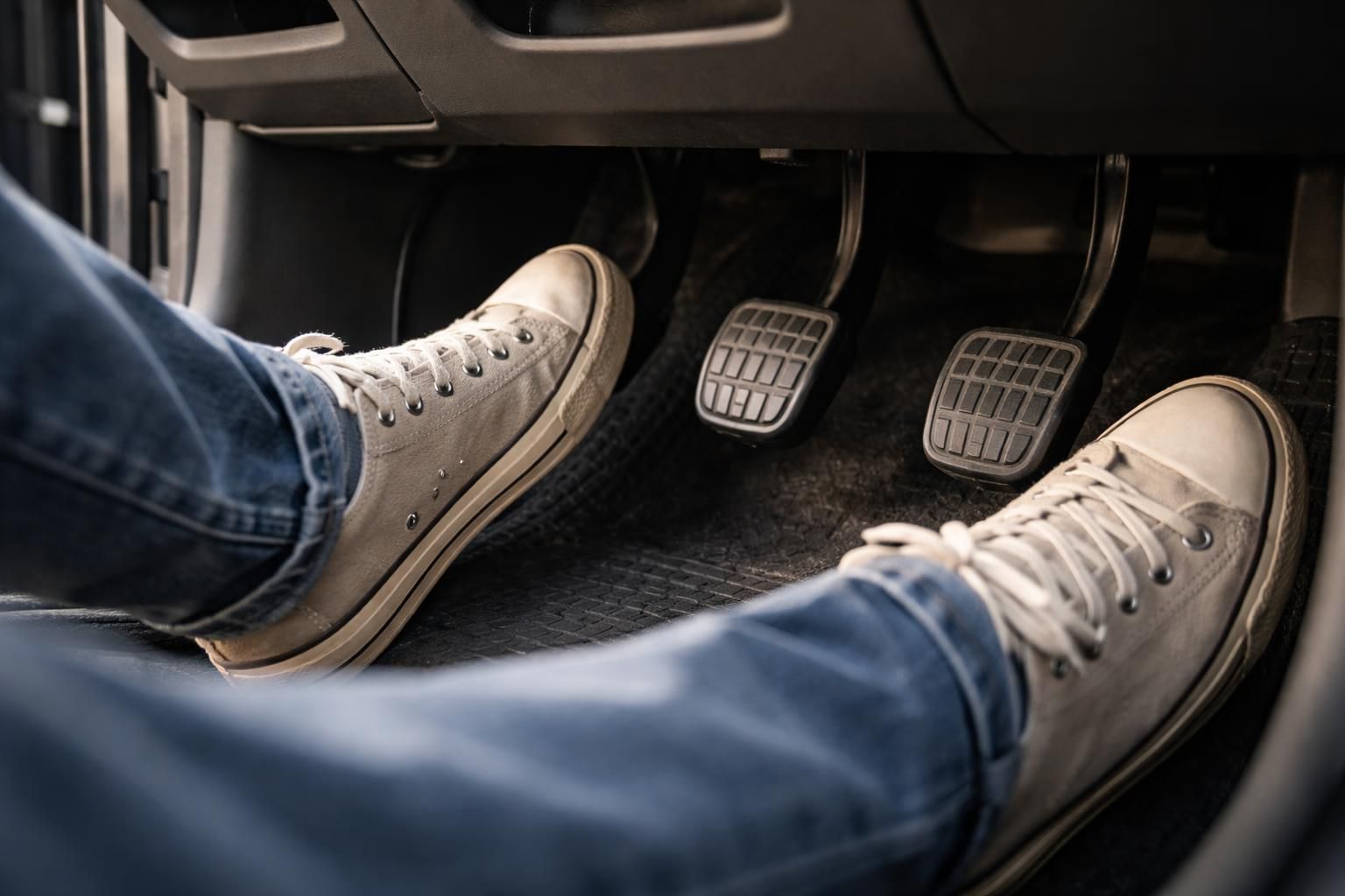 découvrez notre guide complet pour maîtriser les pédales de voiture et apprendre les bases essentielles de la conduite en toute confiance.