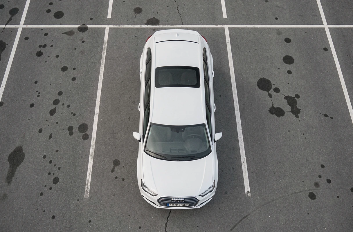 Audi A3 Sportback photographiée de dessus dans un parking, dimensions et empreinte au sol visibles